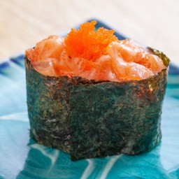 ซูชิแซลมอนซอสไข่กุ้ง