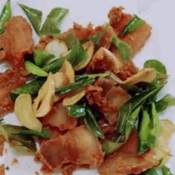 หมูทอดใบมะกรูด