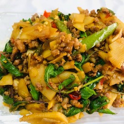 ข้าวผัดกระเพราหมูสับหน่อไม้ดอง