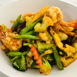 ข้าวผัดพริกแกงผักรวมหมูชิ้น