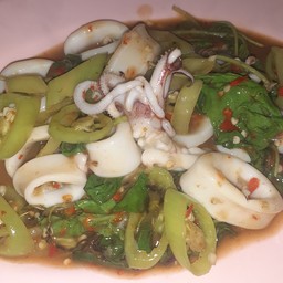 ผัดกระเพราปลาหมึก