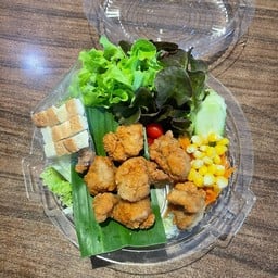 สลัดไก่กรอบ