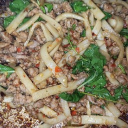 หน่อไม้ผัดพริกสดโรยใบกระเพราเป็นกับข้าว