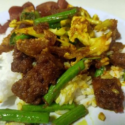 ข้าวเครื่องแกงแหนม
