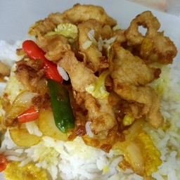 ข้าวไก่กรอบผัดขมิ้น