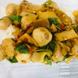 ข้าวผัดกระเพราหน่อไม้ดองลูกชิ้นหมู