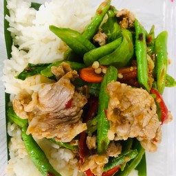 ข้าวราดผัดพริกแกงถั่วฝักยาวหมูชิ้น