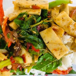 ข้าวผัดกระเพราหมูยอ