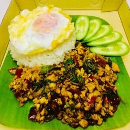 เพชรพลอย กะเพราถาดรสเด็ด เผ็ด ปากห้อย!! 🥵 สูตรพริกแห้งโบราณ 🥵