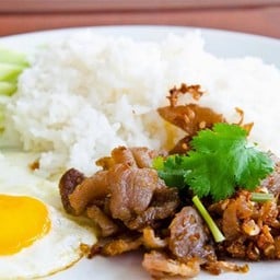 ข้าวหมูทอดกระเทียม