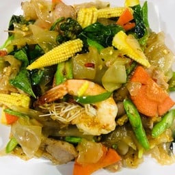 เส้นใหญ่ผัดขี้เมารวม