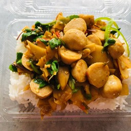 ข้าวผัดกระเพราลูกชิ้นหมู