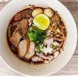 ก๋วยเตี๋ยว (น้ำตกต้มยำหมู)