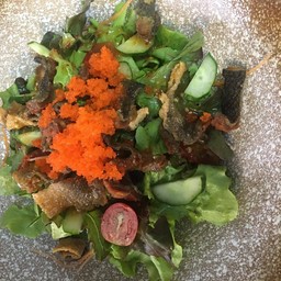 ยำหนังแซลมอนทอดกรอบ