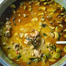 ข้าวแกง น้ำฝน