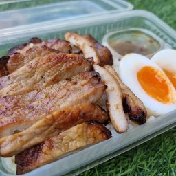ข้าวหมูย่างไข่มะตูม