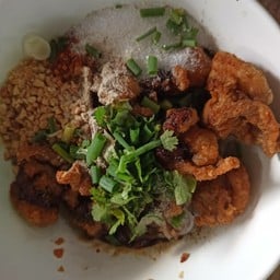 ก๋วยเตี๋ยวไก่ฉีก แห้งใส่ซีอิ๊วดำและถั่วป่น