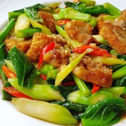 ข้าวราดผัดคะน้าหมูกรอบ