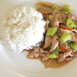 ข้าวราดไก่ผัดพริกหยวก