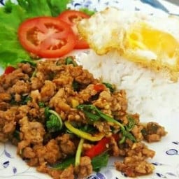 ข้าวกะเพราหมูสับไข่ดาว