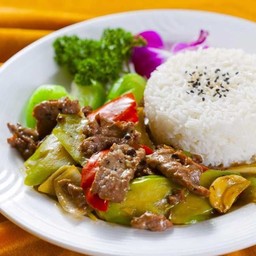 ข้าวราดเนื้อผัดพริกหยวก