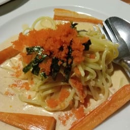 ปูอัด ไข่กุ้ง ครีม เสิร์ฟกับขนมปังกระเทียม