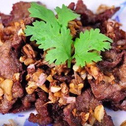 ข้าวราดเนื้อทอดกระเทียม