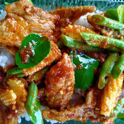 ข้าวผัดพริกแกงไก่