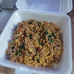 กะเพรามาม่าหมูสับ