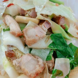 ผักรวมหมูกรอบราดข้าว