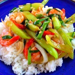 ข้าวราดกุ้งผัดพริกหยวก