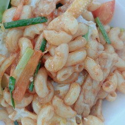มักกะโรนีผัดซอสไก่