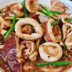 ปลาหมึกผัดซอสกะปิ
