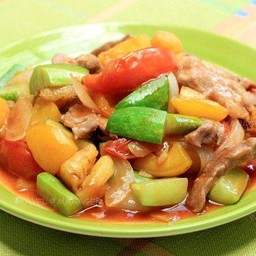 ข้าวราดผัดเปรี้ยวหวานเนื้อ