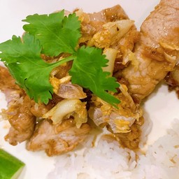 ผัดกระเทียมราดข้าว