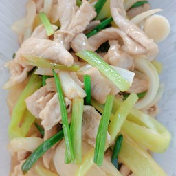 หมูชิ้นผัดน้ำมันหอยราดข้าว