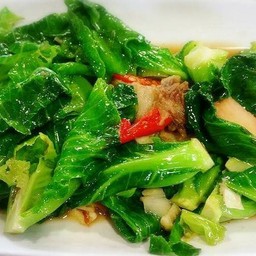 ข้าวราดผัดแขนงหมูกรอบ