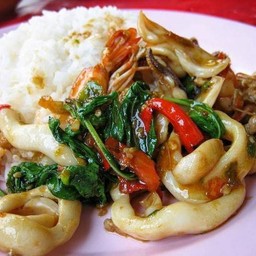 ข้าวราดกระเพราทะเล