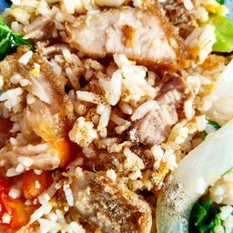 ข้าวผัดหมูกรอบ