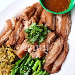 ขาหมู กลาง