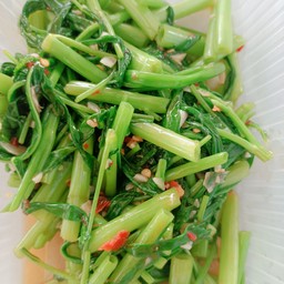 ผัดผักบุ้งไฟแดง (ไม่ใส่เนื้อสัตว์)