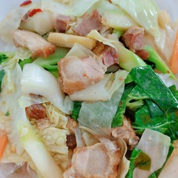 ผัดผักรวมหมูกรอบ
