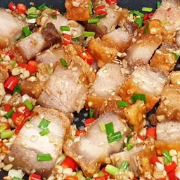 ข้าวหมูกรอบคั่วพริกเกลือ