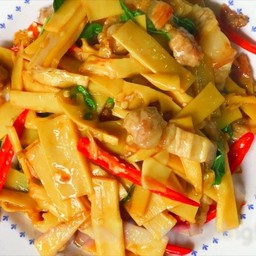 ข้าวราดไก่ผัดพริกแกงหน่อไม้