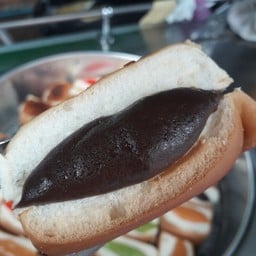 ขนมปังไส้ทะลัก ป้าหนุ่ย