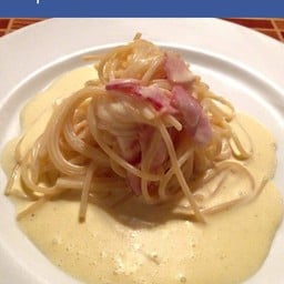 คาโบนาร่า   เสิร์ฟกับขนมปังกระเทียม