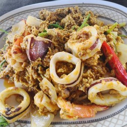 กุ้ง-หมึก ผัดผงกะหรี่