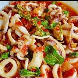 ผัดพริกเเกงปลาหมึก ราดข้าว