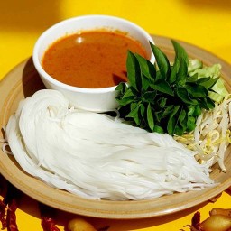 ร้านกังหันลม สีลม ขนมจีนน้ำยาปลาช่อน,หอยจ้อปู,ซี่โครงหมูอบ สีลม