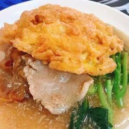 ราดหน้าคะน้า - ไข่เจียว